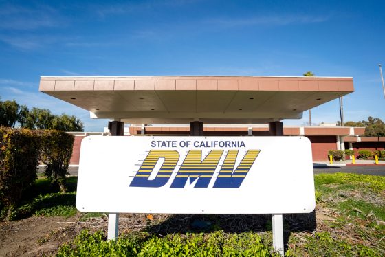 Letrero en la entrada de un DMV California para saber cómo hacer cita en el DMV California