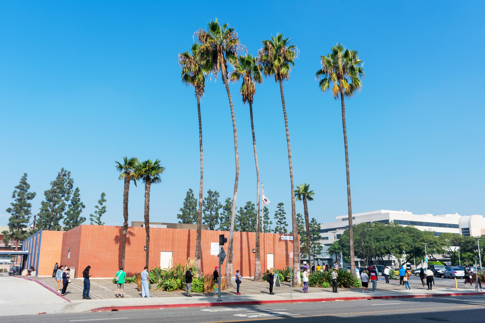 Personas formadas para saber cómo hacer una cita en el DMV California