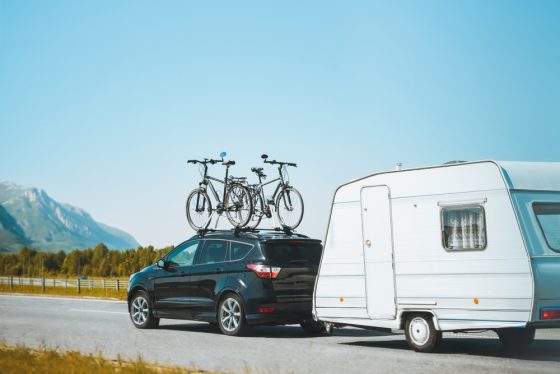 Casa rodante con una camioneta con bicicletas encima - Cost-U-Less