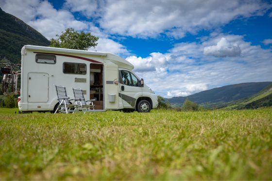 Casa rodante o RV estacionada frente a un lago - Vacaciones en casa rodante - Cost-U-Less