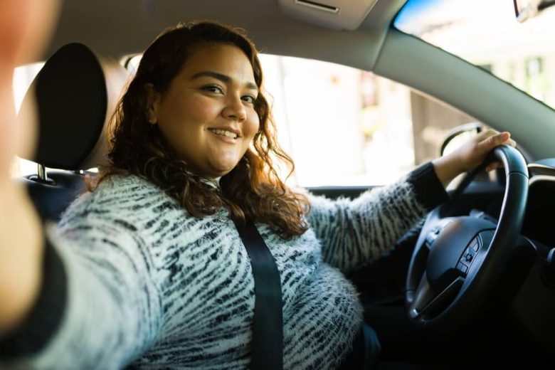 Adolescente conduciendo un auto - Descuentos en el seguro de auto para adolescentes - Cost-U-Less