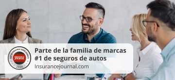 Mujer de negocios exitosa con sus compañeros de trabajo.